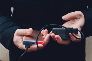 eller bir güç altın banka varlık ve goupro tutarak.