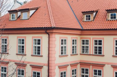 eski bir binanın cephesi, güzel bir eski binanın dış dekorasyon, bulutlu bir akşam.