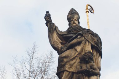 Güneşli bir günde Prag Charles Köprüsü'nde Barok heykeller.