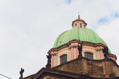 eski bir binanın cephesi, güzel bir eski binanın dış dekorasyon, bulutlu bir akşam.