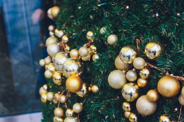 Altında birçok hediye ile güzel dekore Edilmiş Noel ağacı. Açık. Sokak Lambaları.