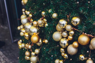 Altında birçok hediye ile güzel dekore Edilmiş Noel ağacı. Açık. Sokak Lambaları.