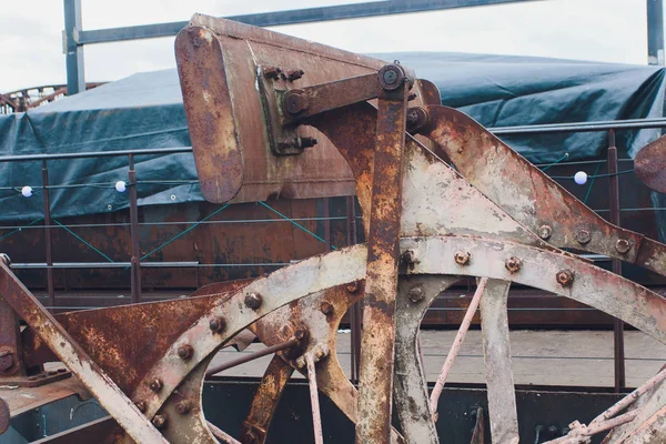 Een klein verlaten roestig metalen wiel oud. — Stockfoto