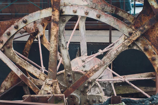Una pequeña rueda de metal oxidada abandonada vieja . — Foto de Stock
