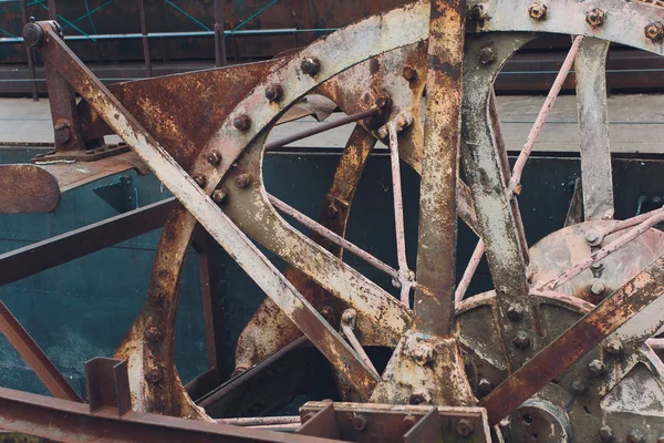 Una pequeña rueda de metal oxidada abandonada vieja . — Foto de Stock