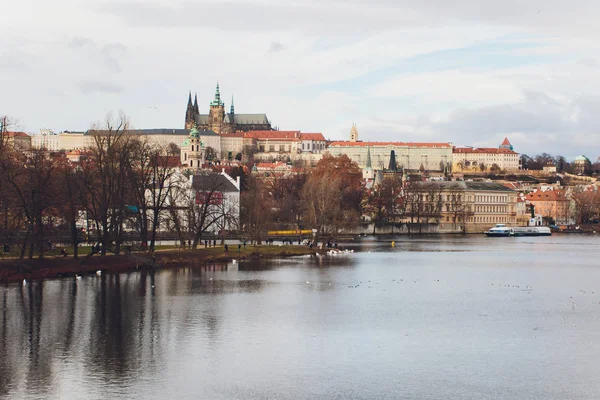 Vista de cima a partir da plataforma de observação do castelo real nas ruas antigas. Área da Cidade Velha. Praga, República Checa. — Fotografia de Stock