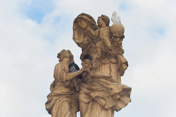 Estatuas barrocas en el Puente de Carlos de Praga en un día soleado . — Foto de Stock
