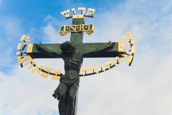 Puente Charles. Praga. Estatua de Cristo crucificado en el puente . — Foto de Stock