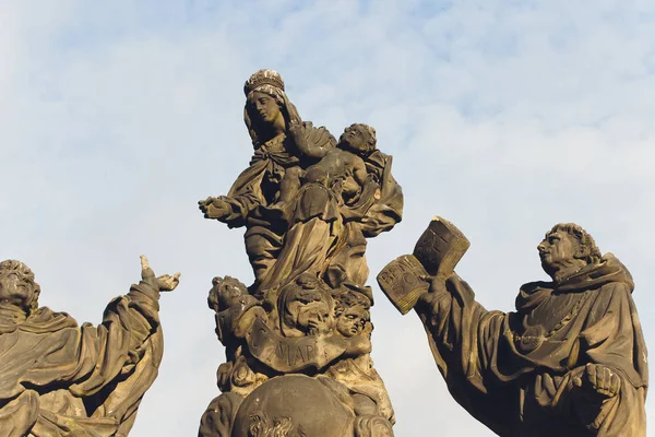 Estatuas barrocas en el Puente de Carlos de Praga en un día soleado . —  Fotos de Stock