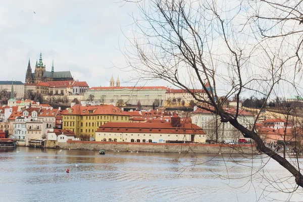 Uma foto da cidade velha de Pragues perto da ponte Charles . — Fotografia de Stock