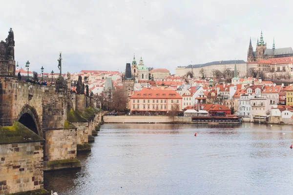 Uma foto da cidade velha de Pragues perto da ponte Charles . — Fotografia de Stock