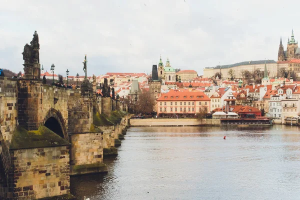 Uma foto da cidade velha de Pragues perto da ponte Charles . — Fotografia de Stock