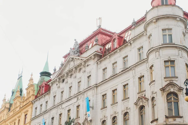 Praag, Tsjechische Republiek-december 2018: gevel van een oud gebouw, exterieur decoratie van een prachtig oud gebouw, een overgegoten avond. — Stockfoto