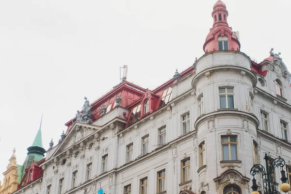Praag, Tsjechische Republiek-december 2018: gevel van een oud gebouw, exterieur decoratie van een prachtig oud gebouw, een overgegoten avond. — Stockfoto
