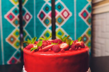 Taze çilek, ahududu, yaban mersini, kuş üzümü ve ahşap zemin üzerine Antep fıstığı ile lezzetli frambuazlı pasta.