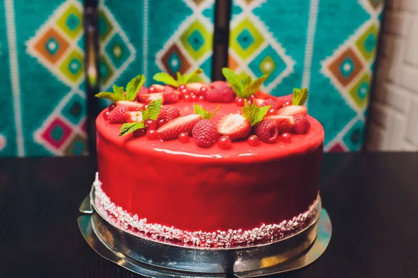 Νόστιμο κέικ raspberry με φρέσκες φράουλες, σμέουρα, βατόμουρου, κορινθιακής σταφίδας και φιστίκια σε φόντο ξύλινη. — Φωτογραφία Αρχείου