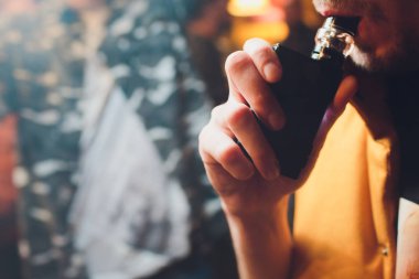 Adam elektronik sigara veya Buharlaştırıcı Sigara.