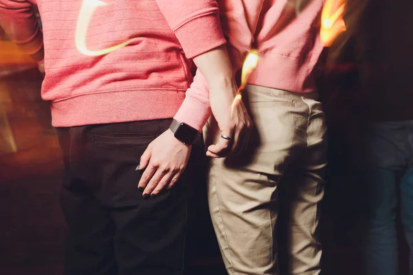 Concepto gay, LGBT y homosexualidad - primer plano de la feliz pareja gay lesbiana cogida de la mano por amor y concepto de amistad . — Foto de Stock