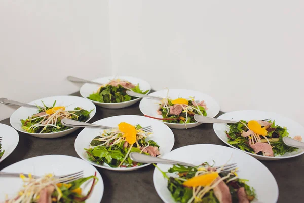 Muchos platos de comida en la mesa de vacaciones. aperitivos fríos y ensaladas en el restaurante . — Foto de Stock