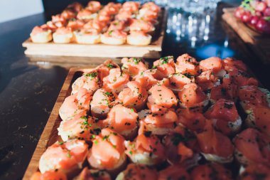 füme somon ve krem peynirli kanepeler.