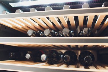 Buzdolabında şarap şişeleri saklamak. Restoranda alkollü kart. Şarabısoğutma ve koruma.