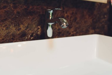 Banyo içi beyaz lavabo ve muslukla dolu..