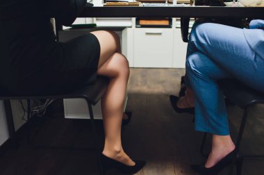 Bir restoranda aşk sarılmaya düşen çift bacaklar siluet.