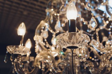 Yakın kadar çağdaş avize kristalde dallı bir süs ışık fikstür tavan monte edilmesi için tasarlanmış ya da duvarlar.