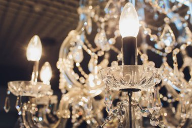 Yakın kadar çağdaş avize kristalde dallı bir süs ışık fikstür tavan monte edilmesi için tasarlanmış ya da duvarlar.