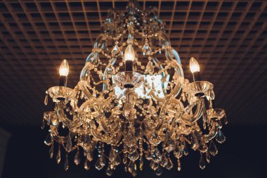 Yakın kadar çağdaş avize kristalde dallı bir süs ışık fikstür tavan monte edilmesi için tasarlanmış ya da duvarlar.