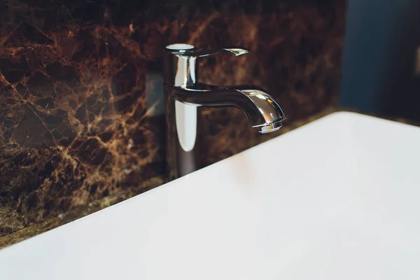 Interior del baño con lavabo blanco y grifo. —  Fotos de Stock