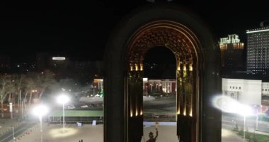 Duşanbe,Tacikistan-15 Mart 2018: İsmim Yağı Somoni Anıtı Duşanbe, Tacikistan. Renkli metalden yapılmış heykel, Somoni elinde 13 metre yüksekliğinde devlet arması.