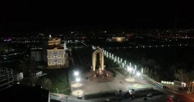 İzmit Somoni Anıtı Duşanbe, Tacikistan. Renkli metalden yapılmış heykel, Somoni elinde 13 metre yüksekliğinde devlet arması.