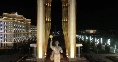 Duşanbe,Tacikistan-15 Mart 2018: İsmim Yağı Somoni Anıtı Duşanbe, Tacikistan. Renkli metalden yapılmış heykel, Somoni elinde 13 metre yüksekliğinde devlet arması.