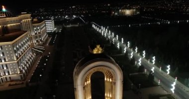 İzmit Somoni Anıtı Duşanbe, Tacikistan. Renkli metalden yapılmış heykel, Somoni elinde 13 metre yüksekliğinde devlet arması.