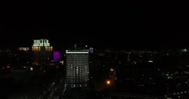 İzmit Somoni Anıtı Duşanbe, Tacikistan. Renkli metalden yapılmış heykel, Somoni elinde 13 metre yüksekliğinde devlet arması.