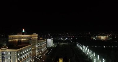 Duşanbe,Tacikistan-15 Mart 2018: İsmim Yağı Somoni Anıtı Duşanbe, Tacikistan. Renkli metalden yapılmış heykel, Somoni elinde 13 metre yüksekliğinde devlet arması.