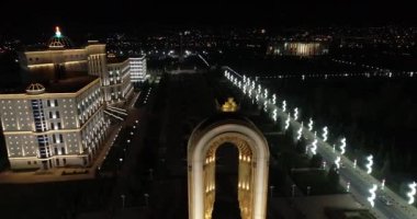 İzmit Somoni Anıtı Duşanbe, Tacikistan. Renkli metalden yapılmış heykel, Somoni elinde 13 metre yüksekliğinde devlet arması.