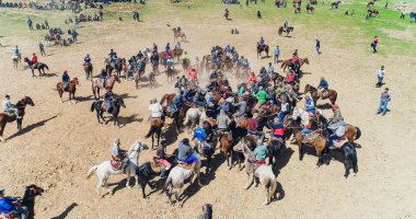 Hisor, Tacikistan - 30 Temmuz 2018: Tacikistan'da geleneksel oyun, at sırtında dövüş.