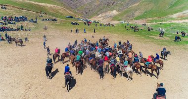 Hisor, Tacikistan - 30 Temmuz 2018: Tacikistan'da geleneksel oyun, at sırtında dövüş.