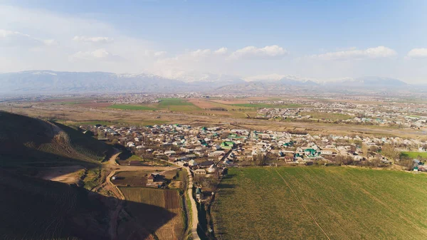 Pueblo de montaña en las estribaciones de Fann. Auténtico pueblo tradicional en el fondo de un valle en verano, Tayikistán, Asia Central . — Foto de Stock