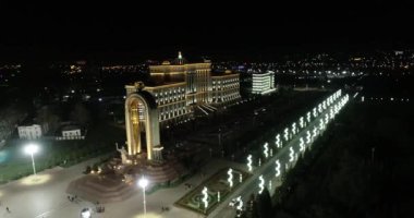 İzmit Somoni Anıtı Duşanbe, Tacikistan. Renkli metalden yapılmış heykel, Somoni elinde 13 metre yüksekliğinde devlet arması.