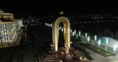 Duşanbe,Tacikistan-15 Mart 2018: İsmim Yağı Somoni Anıtı Duşanbe, Tacikistan. Renkli metalden yapılmış heykel, Somoni elinde 13 metre yüksekliğinde devlet arması.
