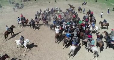 Hisor, Tacikistan - 30 Temmuz 2018: Tacikistan'da geleneksel oyun, at sırtında dövüş.