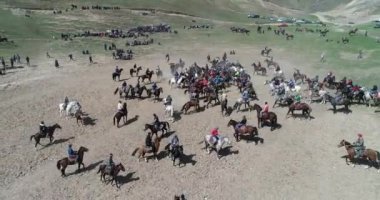 At sürüsi Tacikistan'daki Karakol festivalinde geleneksel oyun sırasında drone Korkmuş at tan görünümü bacaklarının üzerinde duruyor. Bu byt keçi leşi korktum.