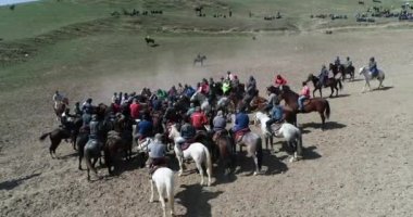 Hisor, Tacikistan - 30 Temmuz 2018: Tacikistan'da geleneksel oyun, at sırtında dövüş.