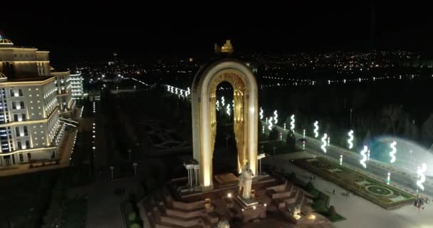 Doesjanbe, Tadzjikistan-maart 15, 2018: Ismoil Somoni monument Dushanbe, Tadzjikistan. Sculptuur gemaakt van gekleurd metaal, 13 meter hoog staat wapen in handen van Somoni. — Stockvideo