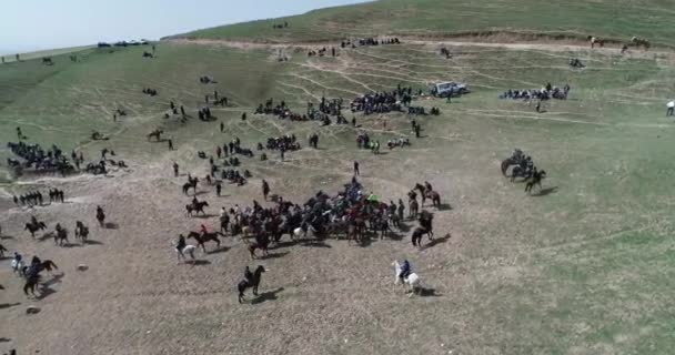 Stádo koní pohled z dronu vyděšené koně stojí na nohou během tradiční hry na Karakolském festivalu v Tádžikistánu. Byla vystrašená začni kozí maso. — Stock video