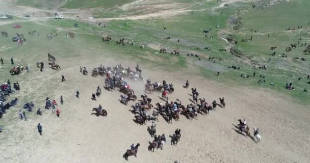 Kudde paarden uitzicht vanaf Drone angstige paard staat op zijn benen tijdens traditionele spel op Karakol Festival in Tadzjikistan. Het was bang van geit karkas. — Stockvideo