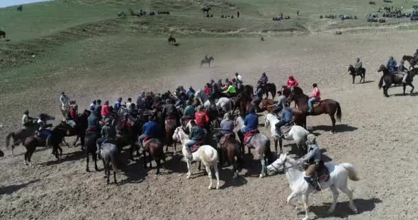 Hisor, Tacikistan - 30 Temmuz 2018: Tacikistan'da geleneksel oyun, at sırtında dövüş. — Stok video